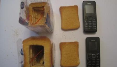 Bu dəfə çörəkdən telefon çıxdı